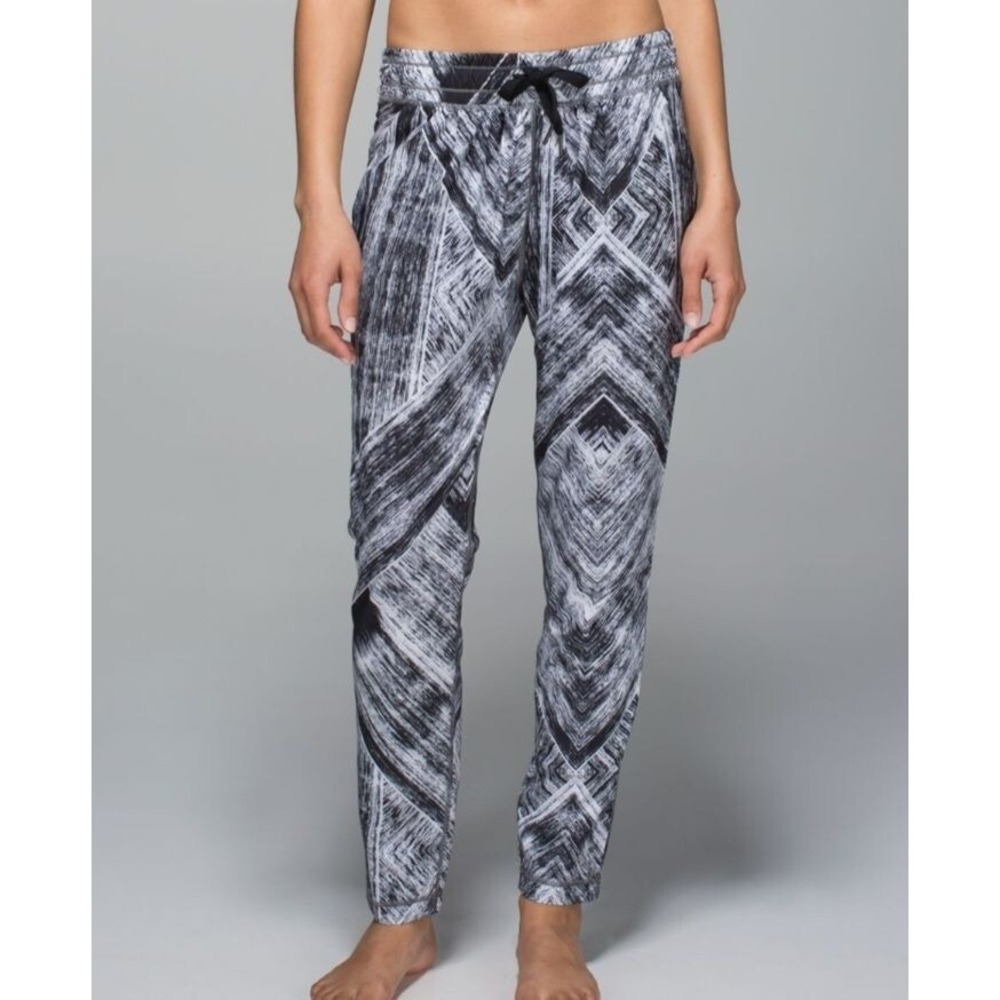 Lululemon Namaskar Pant II Heat Wave White Black Womens Size 10